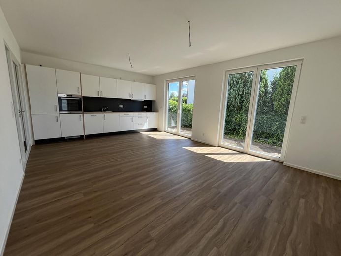 Neubau 3 Zimmerwohnung mit Terasse und Garten – Wohnbereich mit Küche
