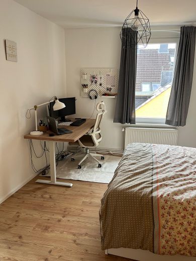 Accogliente appartamento con camera nella torre nel cuore del centro storico. 2,5 locali ** finestre nuove ** edificio storico – Schlafzimmer