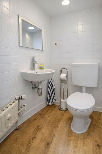 Begehrte Lage Weststadt: ETW mit Balkon und Garage – Helles Badezimmer mit modernen Details