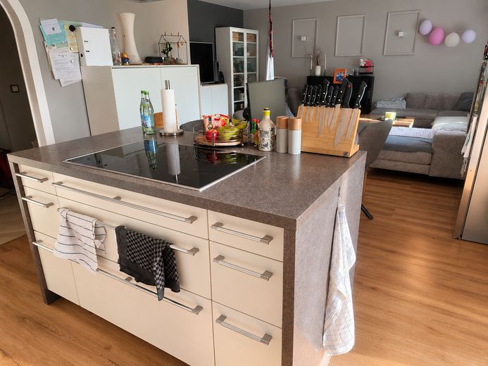 Ehrlich und provisionsfrei:  große 3-4 Zimmer Wohnung mit großzügigem Balkon & Stellplatz – Wohnküche_2