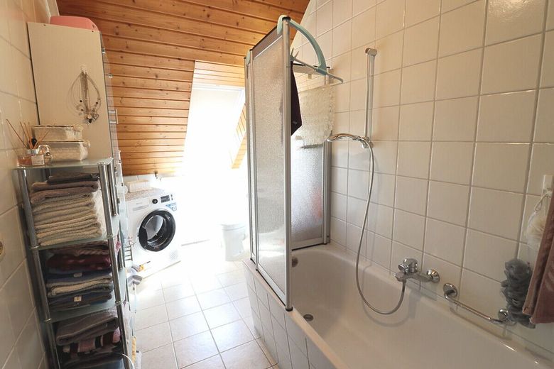 Modernisiertes Ein-/Zweifamilienhaus mit Fernwärmeanschluss in ruhiger Sackgassenlage – Badezimmer OG
