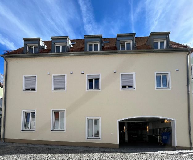 شقة مدينة حديثة من 3 غرف مع شرفة في أبنزبرغ – Hausansicht Garageneinfahrt