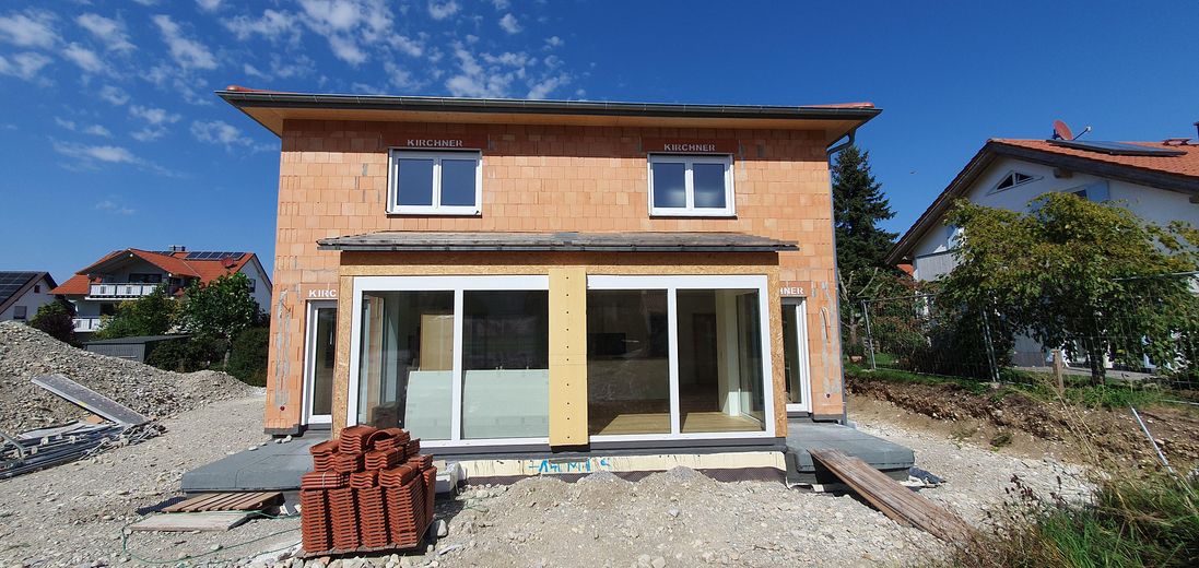 Новый отдельно стоящий дом – Hausfront (wird noch verputzt)