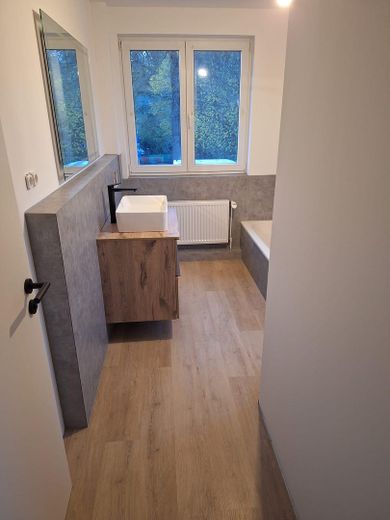 Exklusives Reihenendhaus – Erstbezug nach aufwendiger Sanierung mit PV-Anlage & sonnigem Garten – Modernes Badezimmer
