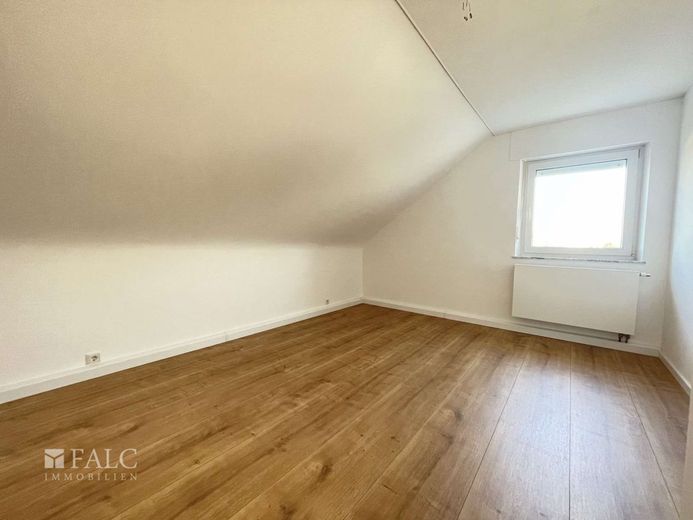 Erstbezug nach Sanierung: Helle Dachgeschosswohnung mit gehobener Ausstattung in Langenzenn – Schlafzimmer