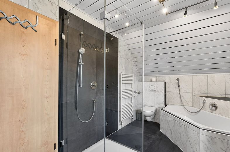 Geniş arsasıyla çekici tek/iki ailelik ev - kendi kullanımınız ve yatırımcılar için ideal – Badezimmer Obergeschoss