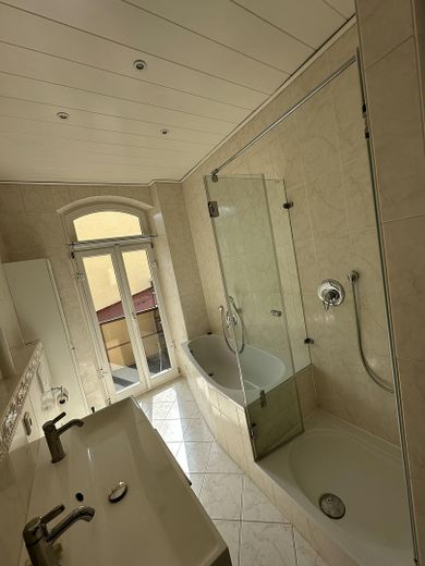 Geräumige 5-Zimmer-Wohnung in Toplage - einziehen und wohlfühlen – Badezimmer