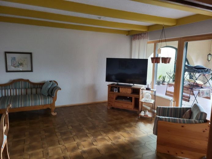 Freistehendes Einfamilienhaus in ruhiger Südhanglage mit weitem Blick über das Vilstal – Wohnen