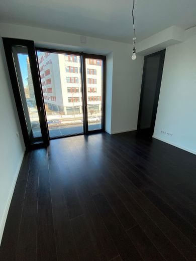 شقة راقية بغرفتين في OASIS – مع شرفة وخدمة كونسيرج مباشرة على نهر شبريه – Schlafzimmer