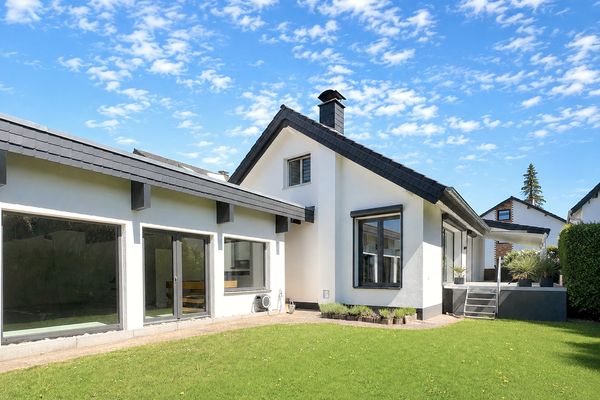 Eklentili, şömineli, bahçeli ve teraslı modern müstakil ev - 260 m²'ye kadar yaşam alanı
