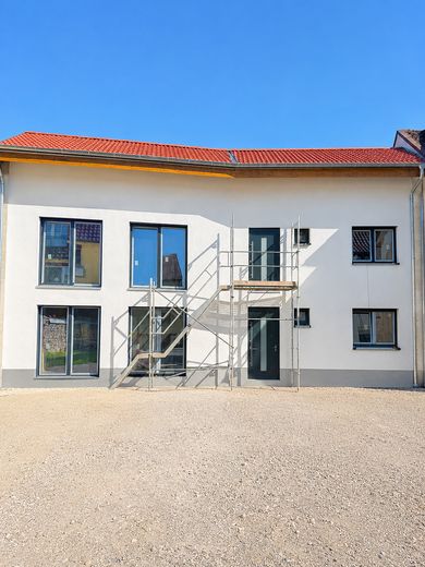 KfW-40 Zweifamilienhaus im Zentrum | Selbst wohnen & vermieten | Erstbezug – Hausfront