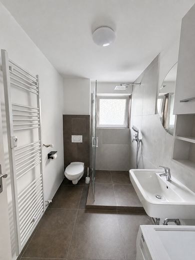 Sin comisión: apartamento de 2 habitaciones cerca del Rin, con baño modernizado y posibilidad de uso propio – Bad mit Waschmaschinenanschlus