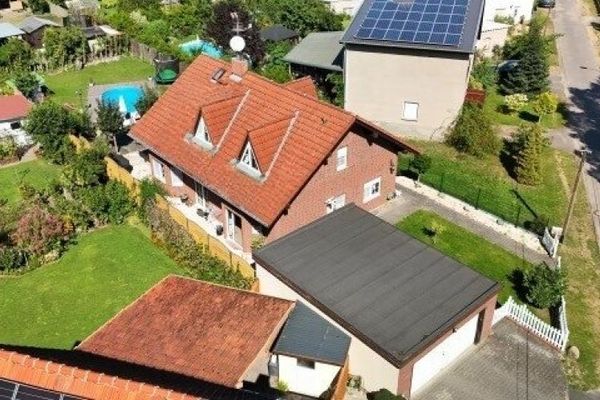 Ein Zuhause voller Lebensfreude: Provisionsfreies Familienhaus mit Pool und modernen Annehmlichkeiten