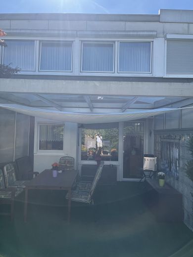 Reihenhaus – Haus von hinten mit Terrasse