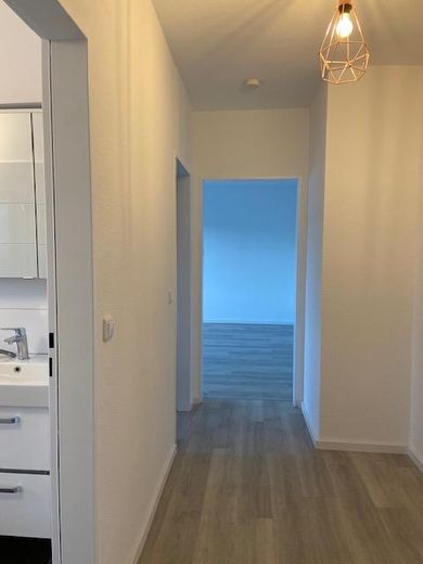 Francoforte Niederrad: Bellissimo appartamento di 2 locali con balcone – Diele links Bad geradeaus WZ