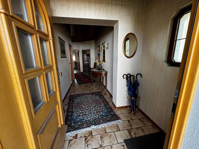 Ek yapılaşma imkânına sahip geniş arsada villa tarzı müstakil ev – Eingangsbereich und Flur