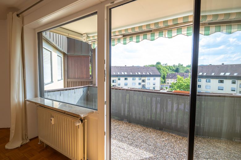 Lichtdurchfluteter Wohnkomfort in Uni-Bestlage – 90 m² mit 3 Balkonen & TG-Stellplatz – Balkon Wohnzimmer Grünanlage
