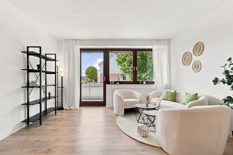 Emménagez immédiatement et sentez-vous chez vous – appartement de deux pièces avec cuisine et salle de bains, fraîchement rénové, à 26123 Oldenburg-Donnerschwee – Wohnzimmer Sitzgruppe