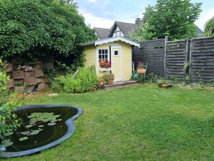 Modernisiertes Maisonette-Reihenhaus mit PV-Anlage, Marmorbad & Sommergarten – Garten