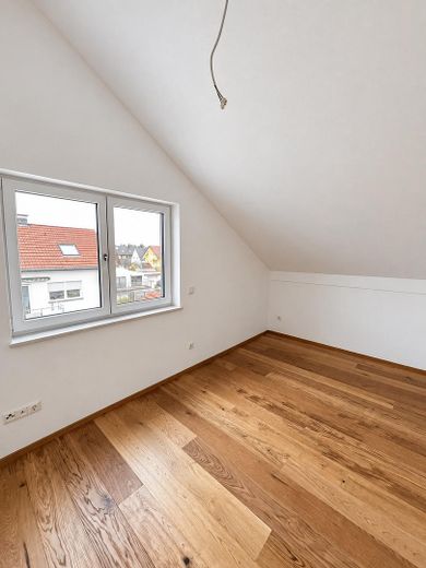 Enerji verimliliği yüksek ev, yapım yılı 2023 (A+, yalnızca 17 kWh), Schwabing-Freimann'da 6 odalı, büyük bahçeli – DG Zimmer