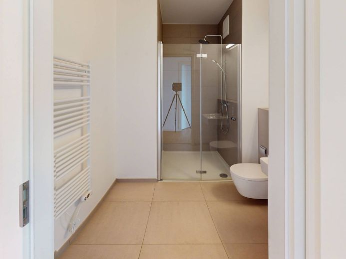 Moderne 3-Zimmer-Wohnung mit EBK und ZWEI BALKONEN im Neubauquartier 'Ferdinand's Garden' – Badezimmer mit Dusche