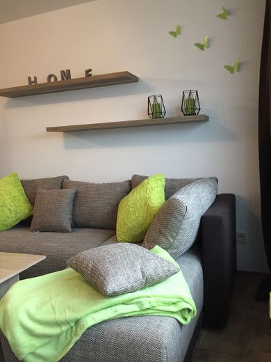 Schöne möblierte 2 ZKB Balkon Single-Wohnung in Pottum am Wiesensee – Wohnzimmer