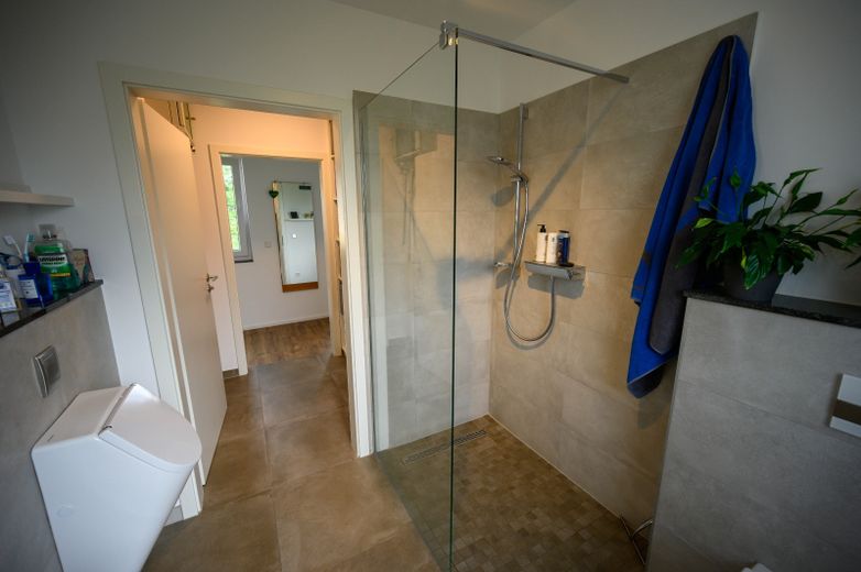 Moderne, großzügig geschnittene,lichtdurchflutete Wohnung in Architektenhaus – Bad