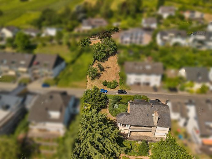 Terreni attraenti in posizione esclusiva in altura: vista panoramica sulla città di Bernkastel – Gesamtansicht