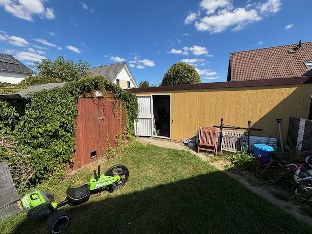 Gartenblick zur Garage