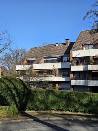 Splendido appartamento all'ultimo piano con camino, due balconi e vista sul verde – Außenansicht