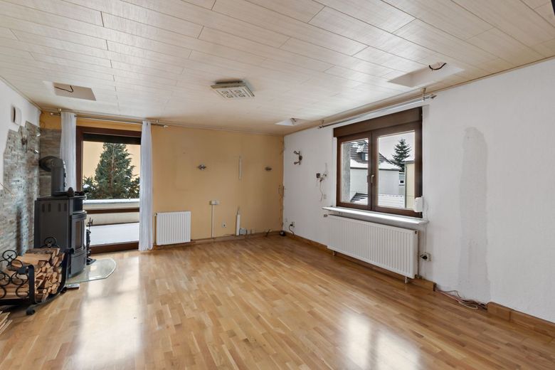 Seltene Gelegenheit in Dölau - Eigentumswohnung im Zweifamilienhaus mit eigenem Garten, Pool und Garagen – Wohnzimmer