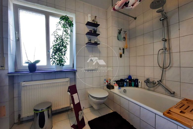 Curato appartamento al piano terra con terrazza, cucina componibile e posto auto – Tageslichtbad mit Wanne