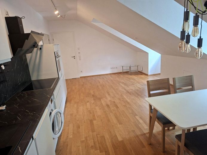Moderno appartamento mansardato con 2 locali a Fürth | Cucina componibile | Ascensore | Garage sotterraneo | Anno di costruzione 2021 – Foto 2