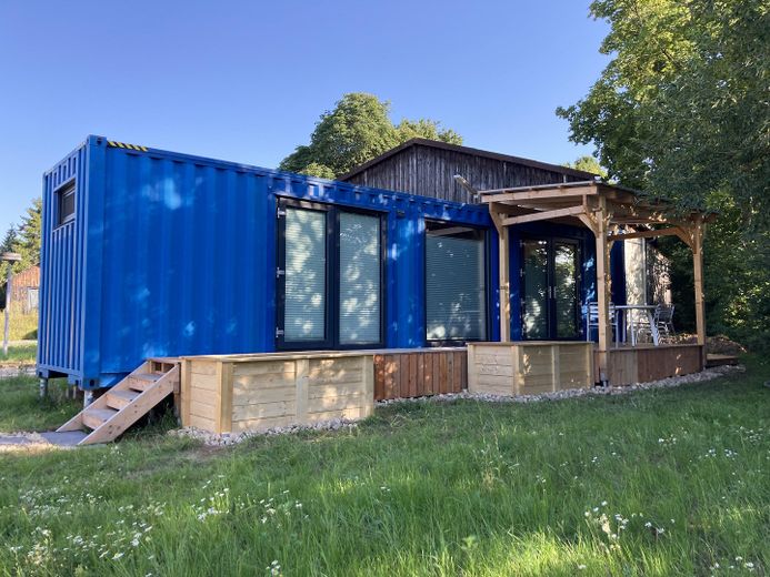 Kiralık arsa üzerinde kullanıma hazır, yüksek kaliteli konteyner Tiny House (ana ikametgâh olarak kullanılabilir) – Außenansicht Sommer