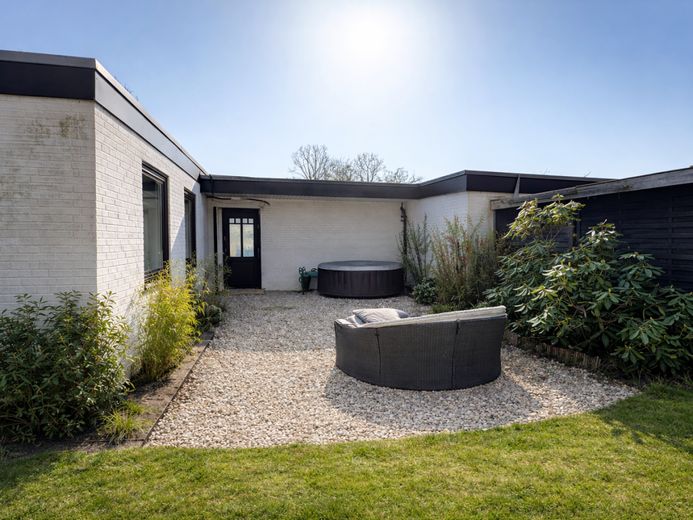 Modernes Bungalow mit ca. 200 m² Wohn- und Nutzfläche, Vollkeller und großem Grundstück in Glinde – Terrasse hinten