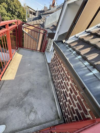 Yeni baştan tamamen yenilenmiş, oturma mutfaklı, yeni ankastre mutfaklı ve güneşlenme teraslı 3 odalı çatı katı dairesi Eller’de – Dachterrasse