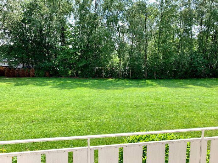 1 odalı daire: yüksek kaliteli yenilenmiş, yeni kaliteli ankastre mutfak, yeni banyo ve park yeri dahil – Blick vom Südbalkon