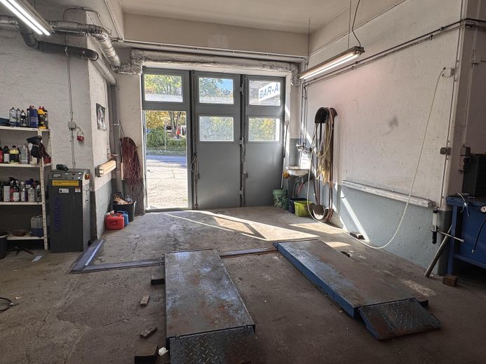 Top Sichtbarkeit: Gewerbe (2.021 m²) mit Wohnpotenzial für Handel, Büro, Praxis & Werkstatt – Werkstatt/Aufbereitung