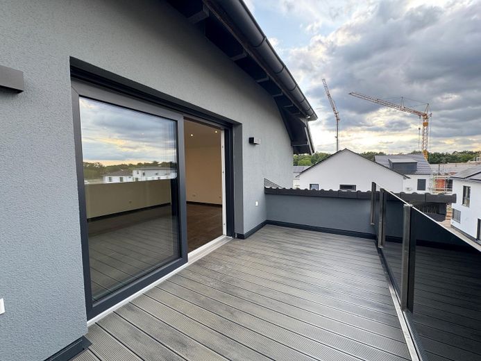 Moderne 9-Zimmer-Neubauwohnung mit ca. 235 m², zwei Küchen und zwei Balkonen in Rodenbach – फोटो 4