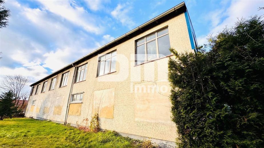 Modernisierter Gewerbekomplex (2 Gebäudeteile) mit langfristigem Mieter + freie Flächen im OG – Seitenansicht