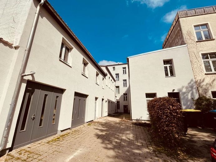 Hinterhof / links dann die Whg