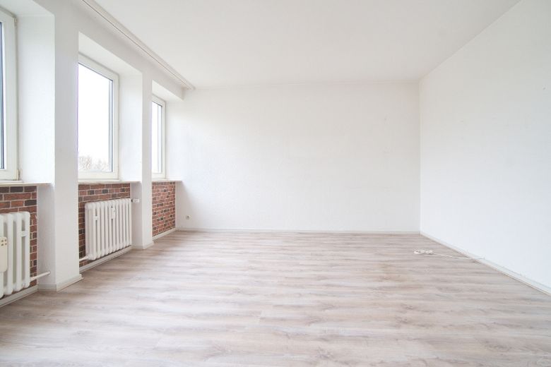 2 x  3-Zimmer-Wohnung im selben Gebäude, Wohnräume mit Laminatboden, helles Bad – 81b0094f181bb1264f802257c929147b26b5dd32.jpg