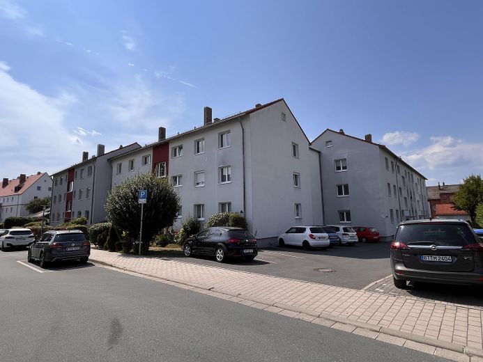 Zentral, aber ruhig gelegene 3-Zimmer Wohnung mit Balkon und Stellplatz als Kapitalanlage, prov.frei – Wohnanlage von der Straße