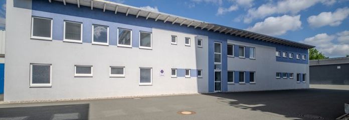 Großzügiger Produktions- & Logistikstandort mit modernem Bürogebäude - ca. 7.914 m² Gesamtgewerbefläche - Grst. ca. 12.631 m²