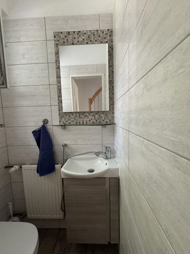 Gepflegtes Reihenmittelhaus in ruhiger Lage mit Garten und Garage – Gäste-WC Erdgeschoss