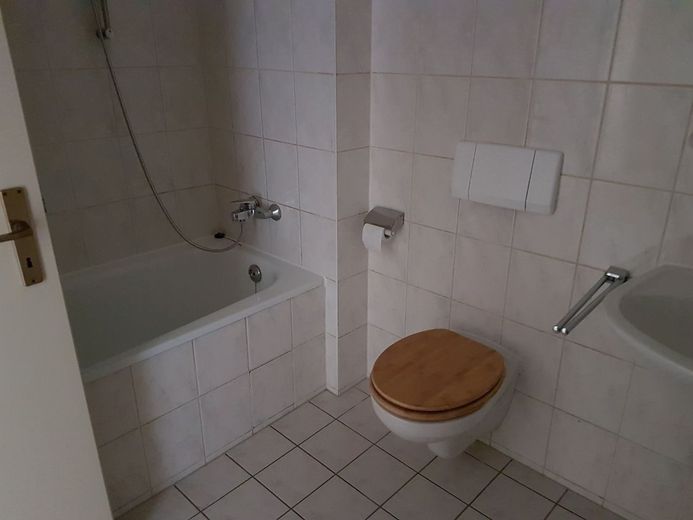 Bellissimo appartamento di 1,5 locali con balcone a Leipzig-Wahren – Bad mit Wanne