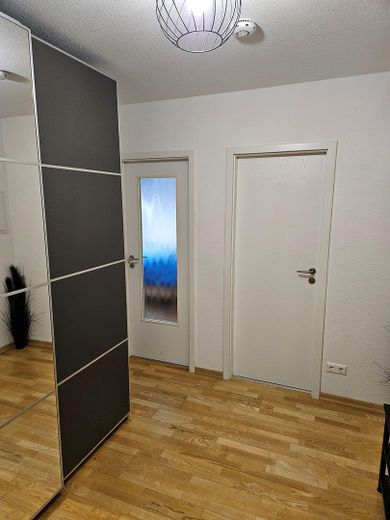 Schöne, ruhige und helle 3-Zimmerwohnung gegenüber Skyline Plaza – Flur mit Kleiderschrank