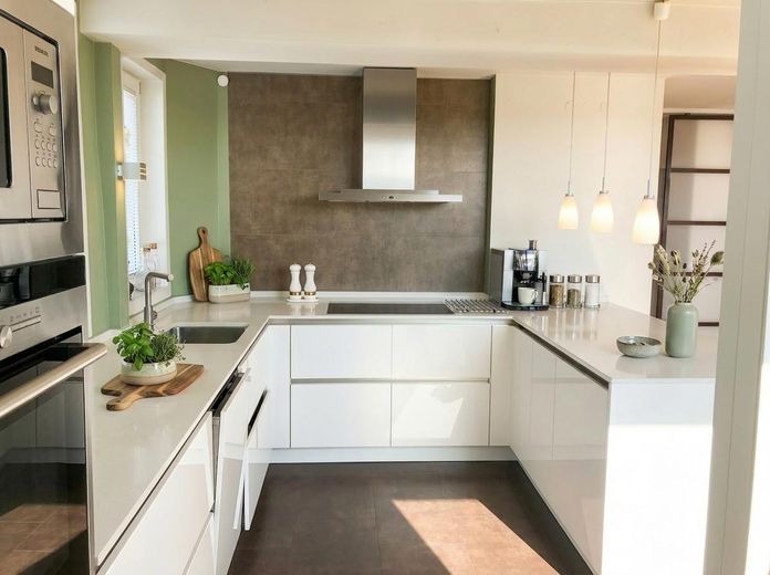 Boven de daken van het Malerviertel – prachtig zolderappartement met droomachtig terras – Hochwertige Markenküche