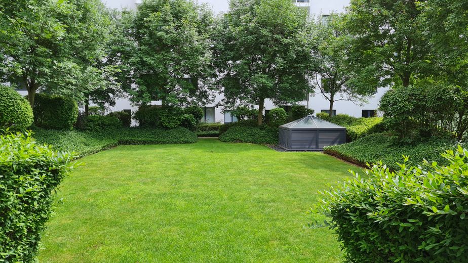 Schöne, ruhige und helle 3-Zimmerwohnung gegenüber Skyline Plaza – Innenhof
