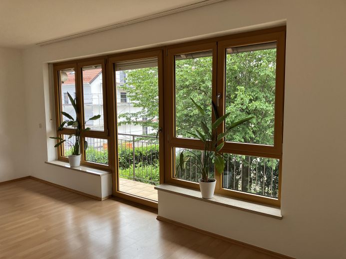 Bezugsfreie 2-Zimmerwohnung in attraktiver Lage in Hallbergmoos – Wohnzimmer